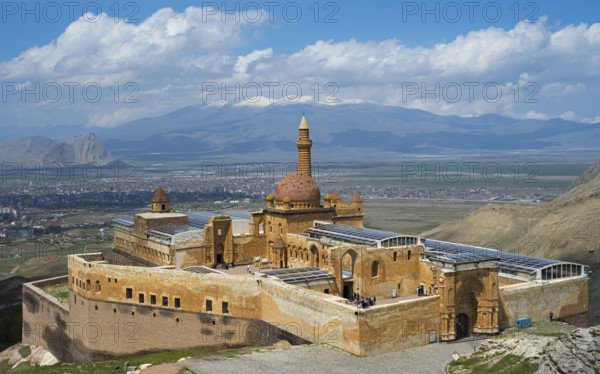 An old castle surrounded by mountains and a vast valley under a clear sky, Ishak Pasha Palace, Ishak Pasha Palace, Ä°shak PaÅŸa SarayÄ±, Ottomans, Dogubayazit, DoÄŸubayazÄ±t, DoÄŸubeyazÄ±t, Agri Province, East Anatolia, Turkey