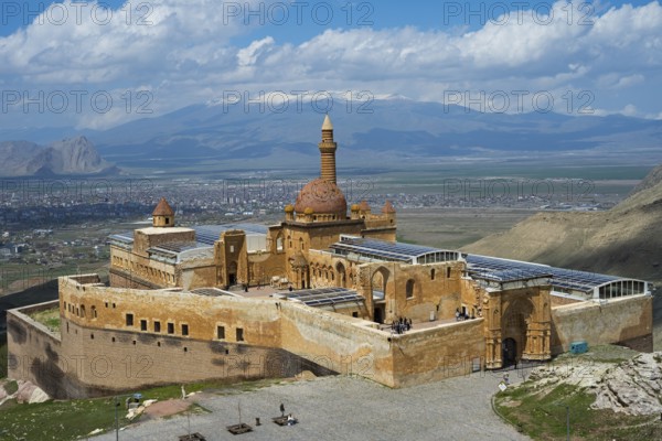 An imposing historic fortress in a mountainous landscape under blue sky with clouds, Ishak Pasha Palace, Ishak PaÅŸa SarayÄ±, Ottomans, Dogubayazit, DoÄŸubayazÄ±t, DoÄŸubeyazÄ±t, Agri Province, AÄŸrÄ±, Eastern Anatolia, Anatolia, Turkey