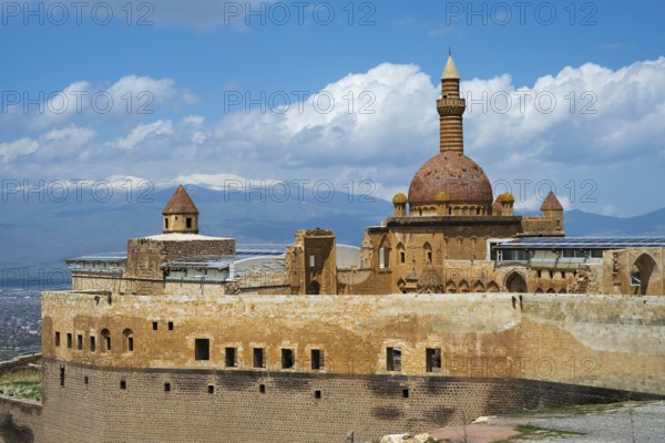 A historic building with dome and minaret, snow-capped mountains in the background, Ishak Pasha Palace, Ishak PaÅŸa SarayÄ±, Ottomans, Dogubayazit, DoÄŸubayazÄ±t, DoÄŸubeyazÄ±t, Agri Province, AÄŸrÄ±, Eastern Anatolia, Turkey