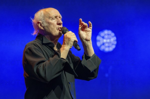 Herman van Veen, singer, songwriter, Netherlands, with the program Achtzig live, 04.12.2025, Admiralspalast, Berlin, Germany < english> Herman van Veen, singer, lyricist, Netherlands, with the program Achtzig live, December 4, 2025, Admiralspalast, Berlin, Germany