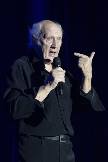 Herman van Veen, singer, songwriter, Netherlands, with the program Achtzig live, 04.12.2025, Admiralspalast, Berlin, Germany < english> Herman van Veen, singer, lyricist, Netherlands, with the program Achtzig live, December 4, 2025, Admiralspalast, Berlin, Germany