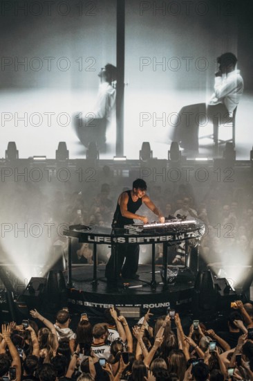 BUNT. live in the middle of it all tour at Berlin's Tempodrom on 21.11.2025