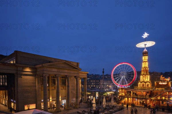 Night view, Christmas market with Christmas pyramid, Ferris wheel, movement effect, New Palace, Palace Square, Königsbau, Christmas stalls, stalls, Christmas market, blue hour, Stuttgart, Baden-WÃ¼rttemberg, Germany