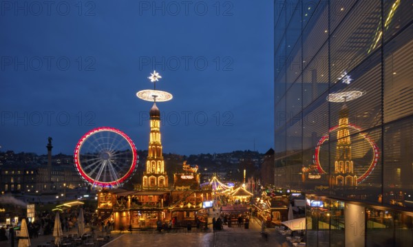 Night view, Christmas market with Christmas pyramid, reflection in the art museum, cube, Ferris wheel, movement effect, New Castle, Palace Square, Christmas stalls, stalls, Christmas market, blue hour, Stuttgart, Baden-WÃ¼rttemberg, Germany