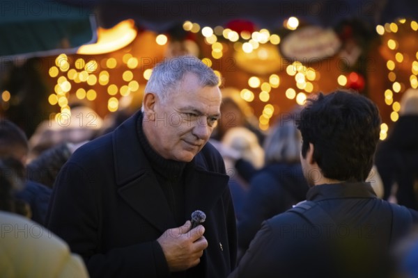 Politician Jan van Aken (Die Linke) visits the Frankfurt Christmas market in the evening, Römerberg, Frankfurt am Main, Hesse, Germany