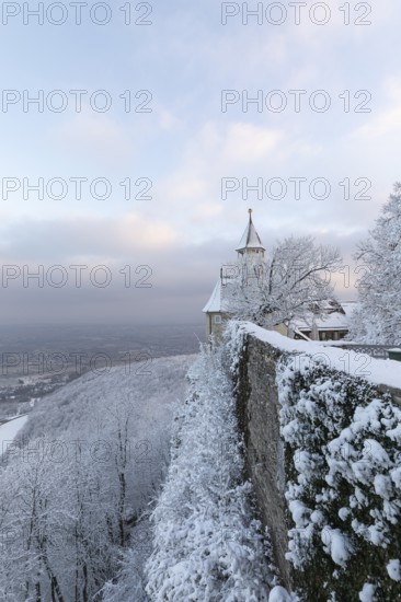 A wonderful winter landscape shows the snow-covered Teck Castle as the first rays of sunshine illuminate the sky. The view of the tower offers a fascinating view of the surrounding area