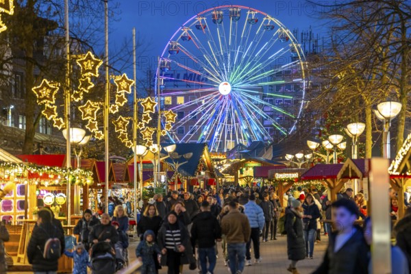 Christmas market in downtown Duisburg, KönigstraÃŸe, Ferris wheel, North Rhine-Westphalia, Germany