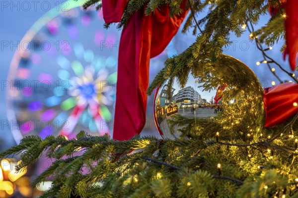 Christmas tree, ball, Christmas market in downtown Duisburg, KönigstraÃŸe, Ferris wheel, North Rhine-Westphalia, Germany