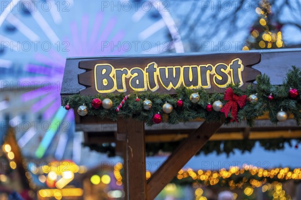 Imbissbude, Bratwurst, Christmas market in downtown Duisburg, KönigstraÃŸe, Riesenrad, North Rhine-Westphalia, Germany