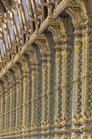Columns with mosaic decorations (Lai Kranok), also: golden, mosaic-decorated Thai temple columns (Sao), decorated in the Lai Kranok style, typical of Rattanakosin architecture (Bangkok style), on the outer faÃ§ade of the Ubosot (ordination hall), Wat Chana Songkhram, Phra Nakhon, Bangkok, Thailand