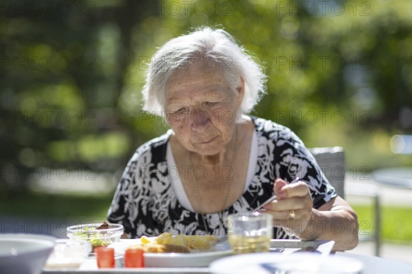 86-year-old woman having lunch, retirement home, Jettingen, Baden-WÃ¼rttemberg, Germany