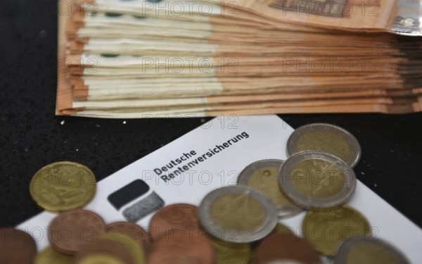 German pension insurance calculates the pension, euro, banknotes, coins