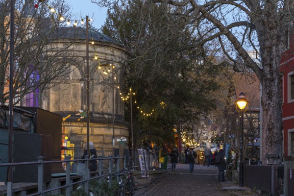 Elbhangfest Christmas market in Dresden Loschwitz in the historic village center of Loschwitz during Advent, on the left the Joseph Hermann monument in the pavilion, Dresden, Saxony, Germany