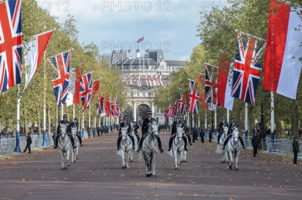 Mounted police with Union Jack flags on The Mall, behind the Admiralty Arch, Arc de Triomphe