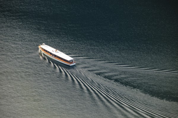 Excursion boat with bow wave at KÃ¶nigssee from above, SchÃ¶nau am KÃ¶nigssee, Berchtesgadener Land, Upper Bavaria, Bavaria, Germany
