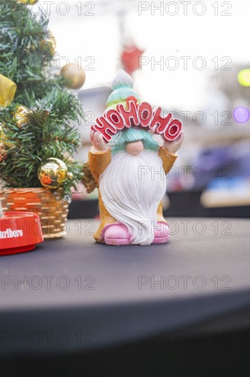 Happy dwarf holding 'Ho Ho Ho' sign against Christmas background, Sindelfingen, Böblingen district, Germany