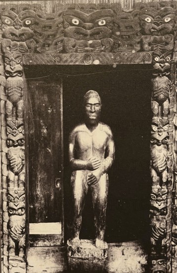 Tawhaki's twin post Te Apaapa at the entrance to Te Mana Assembly House, Turanga, ca. 1895, Maori, historical photo, Rotorua, New Zealand