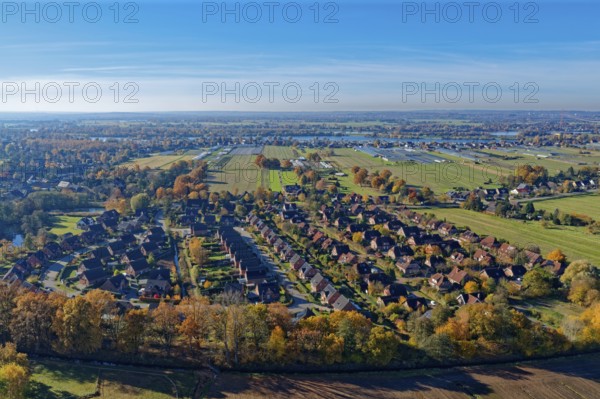 The Fritz-Bringmann-Ring and Homannring residential areas in FÃ¼nfhausen in Hamburg's Vier- and Marschlanden. In the foreground, the Marschbahndamm, in the background, the Elbe. aerial view. Kirchwerder, Hamburg, Germany