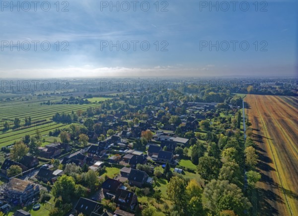 The Hamburg district of FÃ¼nfhausen between autumnal fields in Hamburg's Vierschlanden and Marschlanden. aerial view. FÃ¼nfhausen, Kirchwerder, Hamburg, Germany