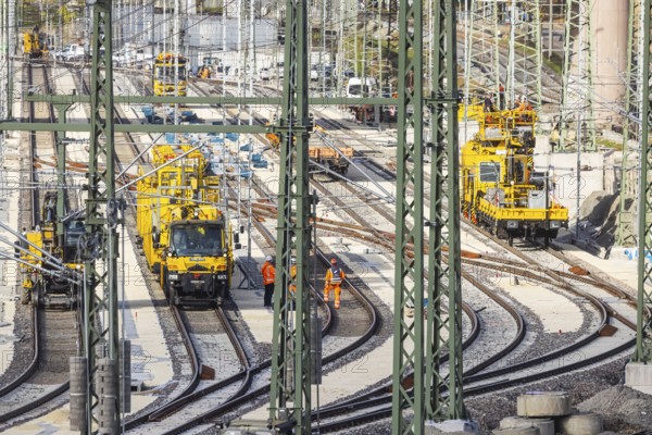 Rail construction crews with a work train. New parking station in UntertÃ¼rkheim. As part of Stuttgart 21, train traffic is being reorganized. Among other things, 33 sidings are being built. Critical rail infrastructure with railroad tracks and overhead lines. Symbolic photo. Stuttgart, Baden-WÃ¼rttemberg, Germany