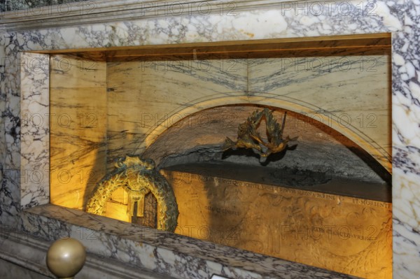 Tomb of Raphael Raffaello Sanzio da Urbino Italian painter and architect in High Renaissance in ancient Roman temple Pantheon di of Agripppa, Catholic church since 609 AD Basilica of Santa Maria ad Martyres, Rome, Lazio, Italy