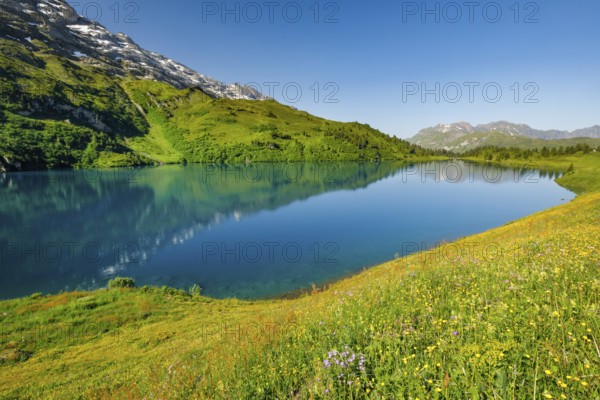 Engstlensee near Engstlenalp with Rothorn and Glogghues in the background, Canton of Bern, Switzerland