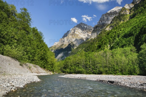 Klön, tributary to Lake Klöntal, GlÃ¤rnisch with Ruchen and Gross Feuerberg in the background, Klöntal, Canton of Glarus, Switzerland