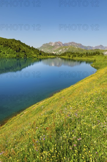 Engstlensee near Engstlenalp with Rothorn and Glogghues in the background, Canton of Bern, Switzerland
