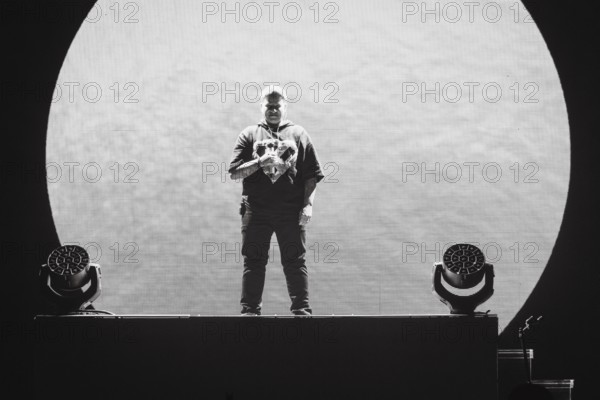 Kerstin Ott live on FÃ¼r immer fÃ¼r euch | Live with band tour in Berlin's Uber Arena on 03.12.2025. Note: the photo was converted to b/w later