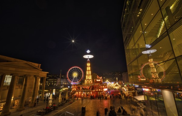 Night view, Christmas market with Christmas pyramid, reflection in the art museum, cube, Ferris wheel, Neues SchloÃŸplatz, Königsbau, Christmassy, Stuttgart, Baden-WÃ¼rttemberg, Germany