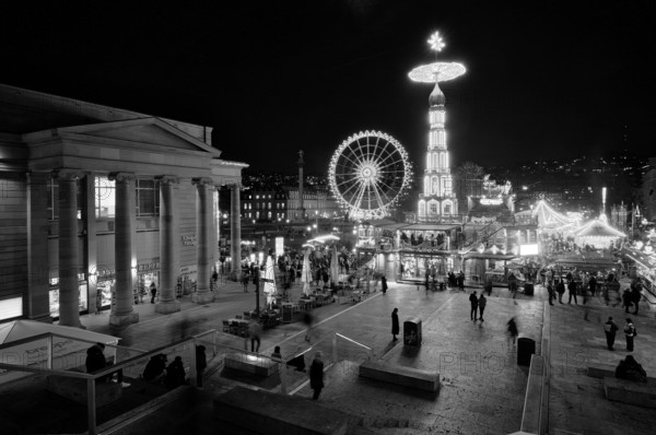 Night view, Christmas market with Christmas pyramid, Ferris wheel, New Castle, Schlossplatz, KÃ¶nigsbau, Christmassy, black and white, Stuttgart, Baden-WÃ¼rttemberg, Germany