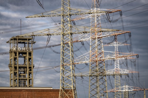Power lines, overhead lines at STEAG coal-fired power plant Duisburg-Walsum, conveyor framework of the former Walsum coal mine, North Rhine-Westphalia, Germany