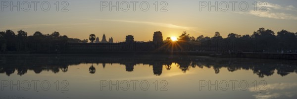 Angkor Wat, sunrise, Angkor, UNESCO World Heritage Site, Siem Reap, Cambodia, Indo-China, Southeast Asia