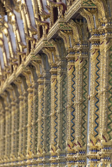 Columns with mosaic decorations (Lai Kranok), also: golden, mosaic-decorated Thai temple columns (Sao), decorated in the Lai Kranok style, typical of Rattanakosin architecture (Bangkok style), on the outer faÃ§ade of the Ubosot (ordination hall), Wat Chana Songkhram, Phra Nakhon, Bangkok, Thailand