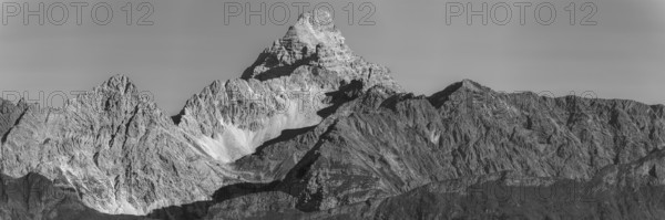 Mountain panorama from the Koblat-HÃ¶henweg on the Nebelhorn across the Obertal with lush green meadows to the Hochvogel and Rosszahn group with the Hochvogel, 2592m, AllgÃ¤u, Bavaria, Germany