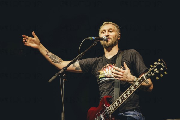 Billy Lunn, singer and guitarist from The Subways live on For Eternity Tour 2025 at Hole44 in Berlin on 29.11.2025