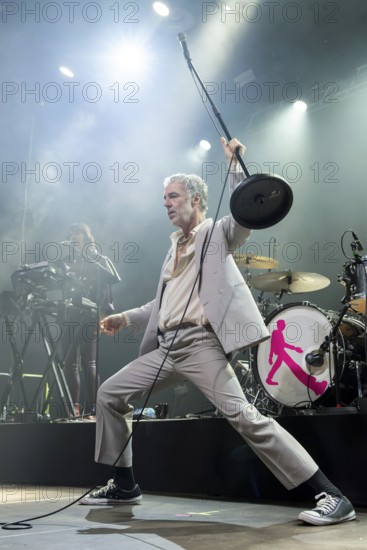 BAXTER DURY (son of Ian Dury), musician, singer, indie/pop, GB, ALLBARONE TOUR, live on 01.12.2025 at Huxleys Neue Welt, Berlin, Germany, sold out < english> BAXTER DURY (son of Ian Dury), musician, singer, UK, live on 01.12.2025 at Huxley's New World, sold out