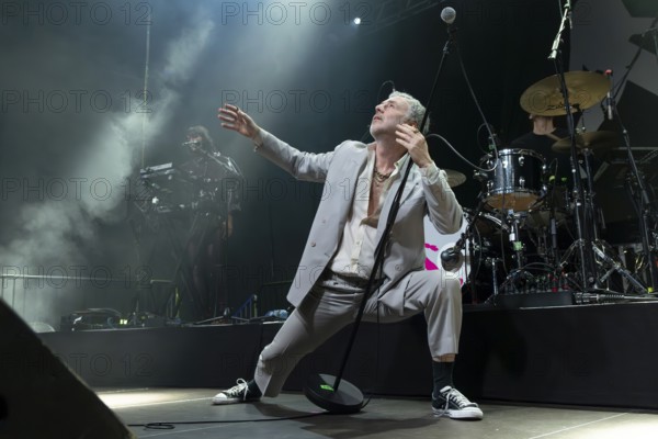 BAXTER DURY (son of Ian Dury), musician, singer, indie/pop, GB, ALLBARONE TOUR, live on 01.12.2025 at Huxleys Neue Welt, Berlin, Germany, sold out < english> BAXTER DURY (son of Ian Dury), musician, singer, UK, live on 01.12.2025 at Huxley's New World, sold out