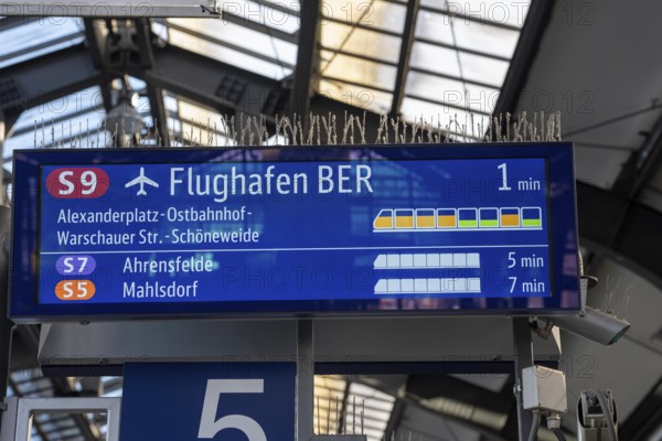 Display board at Zoologischer Garten station, Zoo station, shows the connection and the utilization of individual wagons with passengers, Berlin, Germany