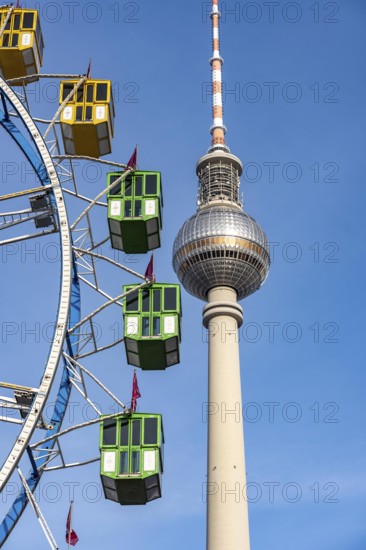Christmas market am Park am Berliner Fernsehturm, Ferris wheel, Fernsehturm dome, Berlin, Germany
