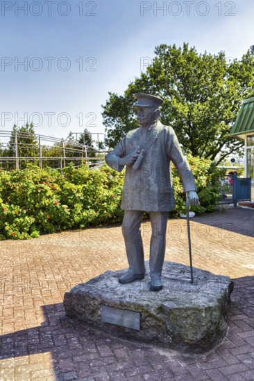 Bronze statue Ferdinand Graf von Zeppelin, German Airship Museum and Naval Aviation Museum Aeronauticum, Nordholz, Wurster North Sea coast near Cuxhaven, Lower Saxony, Germany