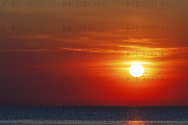 Orange-red sunset over the North Sea, coastline, Duhnen, Cuxhaven, Lower Saxony, Germany