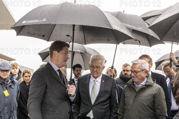 Annual event on the BW Automotive Industry Strategy Dialogue (SDA) in Stuttgart. Car managers stand in the rain with umbrellas: left Ola KÃ¤llenius (CEO of Mercedes-Benz Group AG), right Oliver Blume, (CEO Porsche AG and Volkswagen AG) . In between Winfried Kretschmann (Greens, Minister-President BW) and Thomas Strobl (CDU, Minister of the Interior) . Automotive industry conference. Stuttgart, Baden-WÃ¼rttemberg, Germany