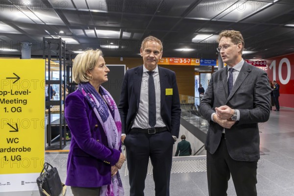 Annual event on the BW Automotive Industry Strategy Dialogue (SDA) in Stuttgart. Nicole Hoffmeister-Kraut (CDU, Minister of Economic Affairs BW) talking to Oliver Blume (CEO Porsche AG and Volkswagen AG) and Ola KÃ¤llenius (CEO of Mercedes-Benz Group AG) . Automotive industry conference. Stuttgart, Baden-WÃ¼rttemberg, Germany