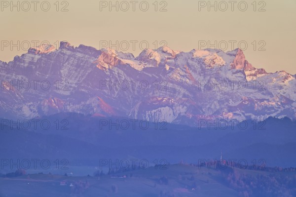 View of Zugerberg from Horben, behind it the snow-covered mountains FlÃ¼brig and VrenelisgÃ¤rtli, in the evening light, Beinwil-Freiamt, Canton, Aargau, Switzerland, Europe -
