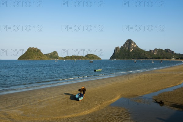 Lonely sandy beach and mountains, sunset, Prachuap Khiri Khan, Prachuap Khiri Khan Province, Central Thailand, Thailand