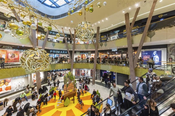 Christmas shopping at the Milaneo shopping center in Stuttgart. On the first weekend of Advent, visitors are in a consumer mood. Christmas decoration in the shopping mall. Stuttgart, Baden-WÃ¼rttemberg, Germany