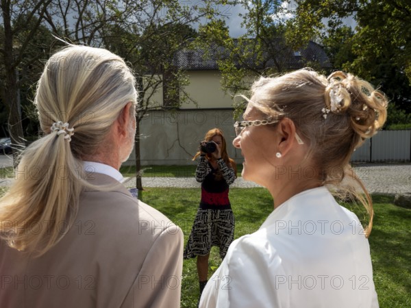 Elderly couple's wedding with photographer