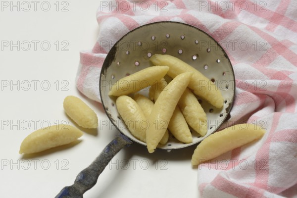 Raw Schupfnudeln in Siebkelle, Nudelsorte, Germany