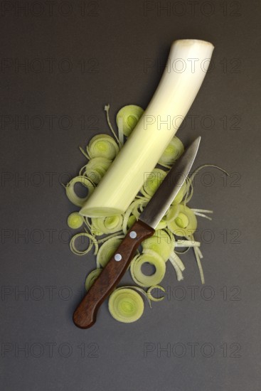 Leeks, leek rings with kitchen knife, sliced leek stalk, leek